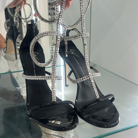 I purchased in Dubai ,one rhinestone fell off and I had to throw the box away - Picture 1 of 4